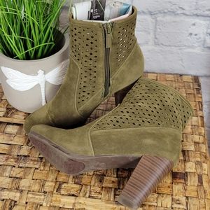 Breckelles olive booties EUC 6.5